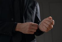 Accesorii ce completează stilul bărbaților moderni: 3 elemente cheie în garderobă
