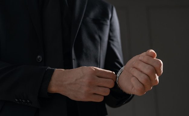 Accesorii ce completează stilul bărbaților moderni: 3 elemente cheie în garderobă