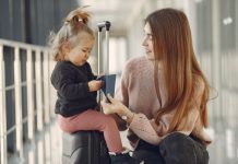 Primul zbor cu bebelușul: ce să pui în bagajul de mână