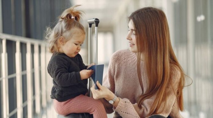 Primul zbor cu bebelușul: ce să pui în bagajul de mână