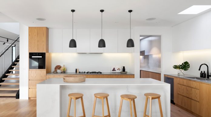 Mobilier de bucătărie din lemn: avantaje și dezavantaje